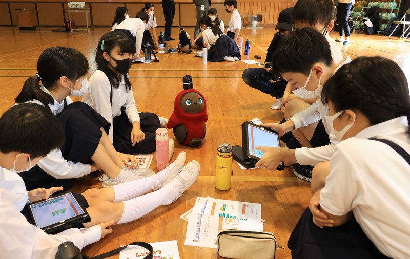 Dezbaterea continuă în școlile românești, după ce unii profesori au cerut „programarea pe calculator” în programă. Cum e în Japonia?