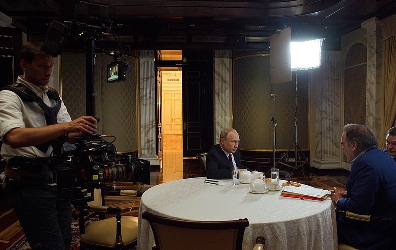 Oliver Stone i-a cerut lui Vladimir Putin să fie nașul fiicei sale. Răspunsul liderului de la Moscova