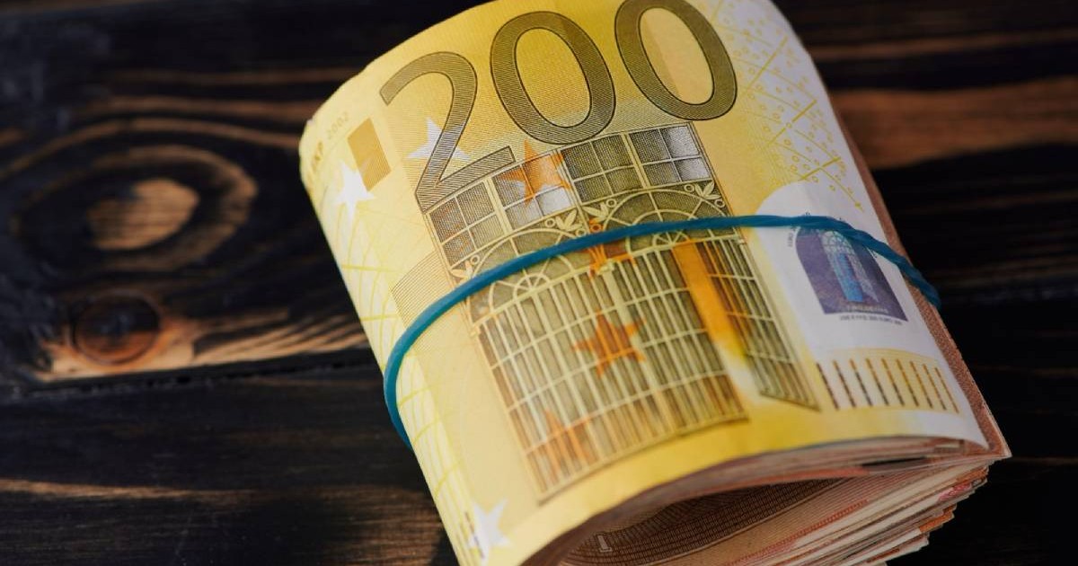 Sul de bani, euro, legat cu un elastic de bani