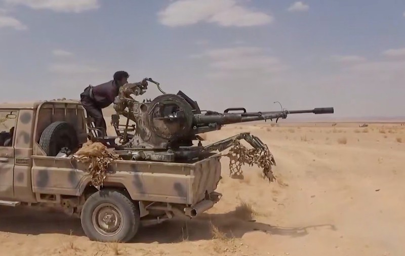Rebel Houthi trage cu un tun antiaerian montat pe un camion Sursa foto: Profimedia