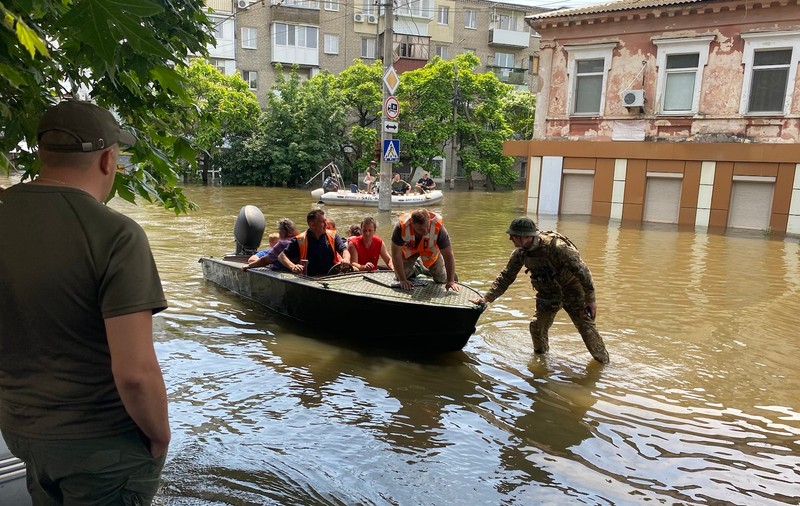 EXCLUSIV. Voluntar ucrainean vorbește pentru publicul Libertatea din mijlocul inundațiilor: „Rușii au bombardat centrul de evacuare, abia plecasem de acolo”