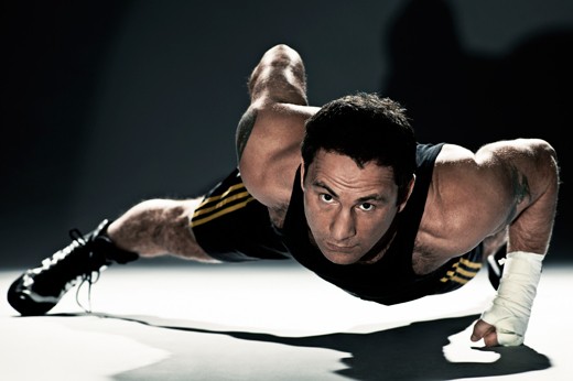 Roberto, fost boxer profesionist: a încheiat cariera cu 28 de victorii (13 KO), 4 înfrângeri (3 KO) și o remiză.