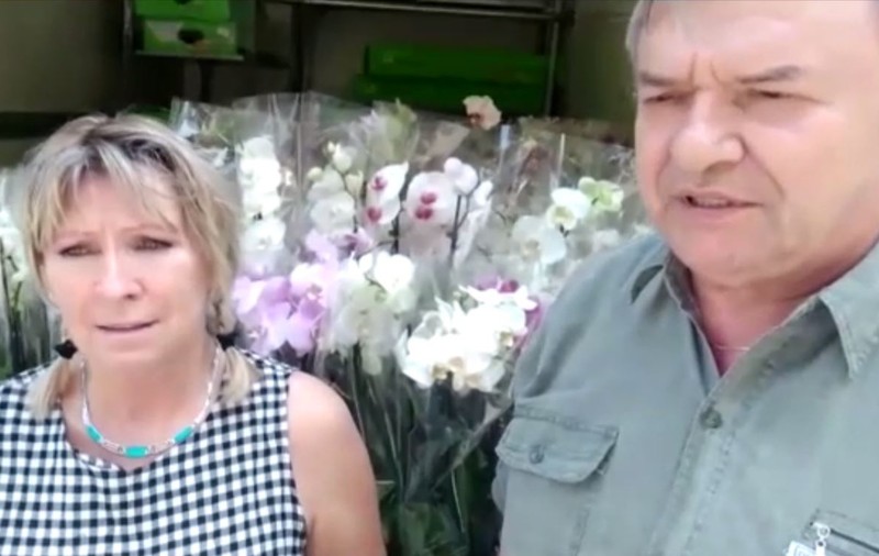 VIDEO/ Camion cu orhidee la poarta jandarmilor