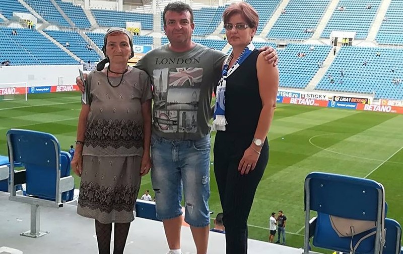 Bunica îl susține pe Valentin Mihăilă, eroul ultimului meci al naționalei de tineret, la fiecare meci. Tatăl e antrenor la Gaz Metan Finta, fratele a jucat și el fotbal