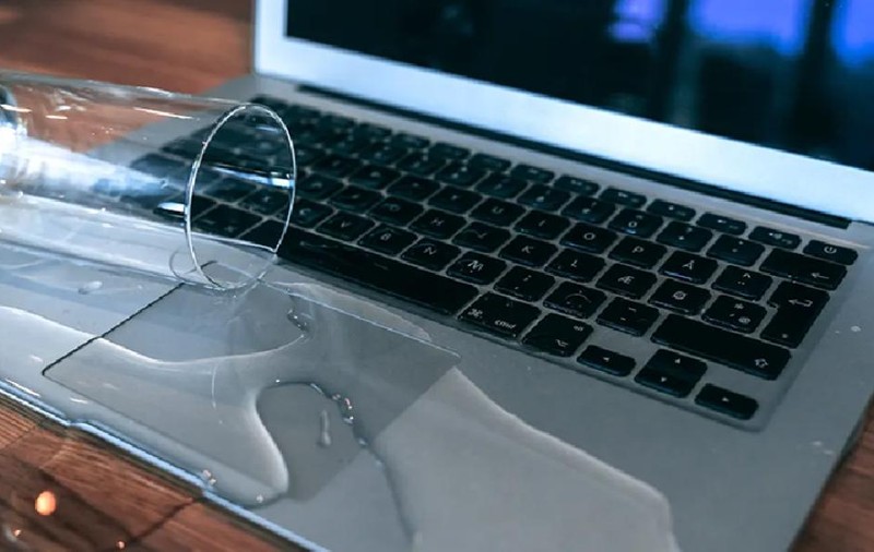 Ce trebuie să faci dacă verși lichid pe un MacBook, iPhone sau iPad: cum să limitezi daunele și să îți protejezi datele