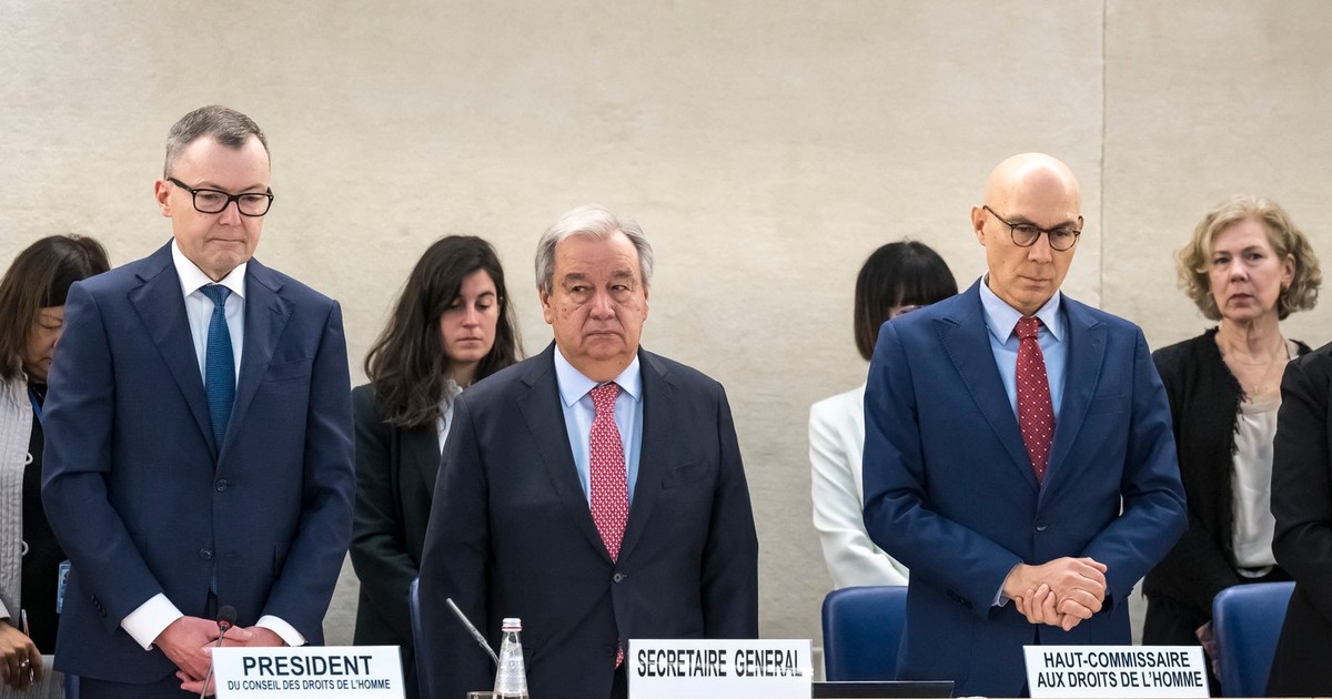 Comisarul Volker Turk (în prim-plan, dreapta) și secretarul general Antonio Guterres (centru) țin un minut de reculegere pentru victimele agresiunilor Foto: Profimedia