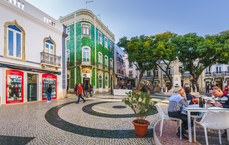 480 de lei costă trei feluri de mâncare pentru întreaga familie, inclusiv vin și alte băuturi, în cel mai ieftin paradis turistic din Europa