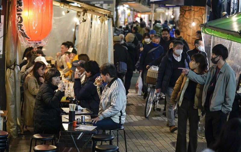 Japonia le cere tinerilor să bea mai mult alcool. Motivul din spatele campaniei „Sake Viva”