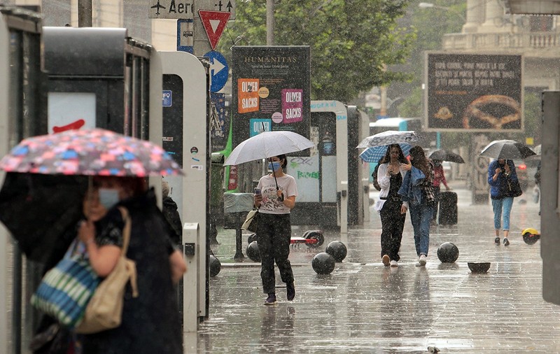 Prognoză specială pentru București: Averse și descărcări electrice până luni seara