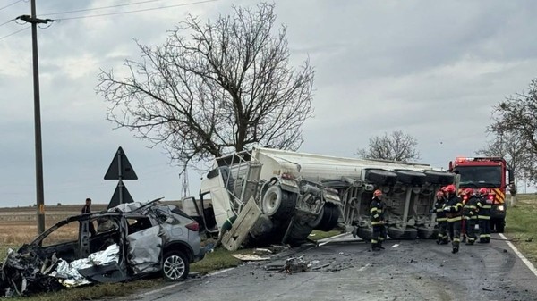 Un bărbat de 50 de ani a murit după ce ce mașina sa a intrat pe contrasens și s-a ciocnit cu un camion pe DN 3, lângă Murfatlar. Sursă foto: ISU Constanța