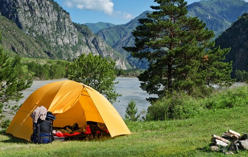 Camping cu cortul - Top 20 de lucruri esențiale pe care trebuie să le ai la tine când mergi cu cortul