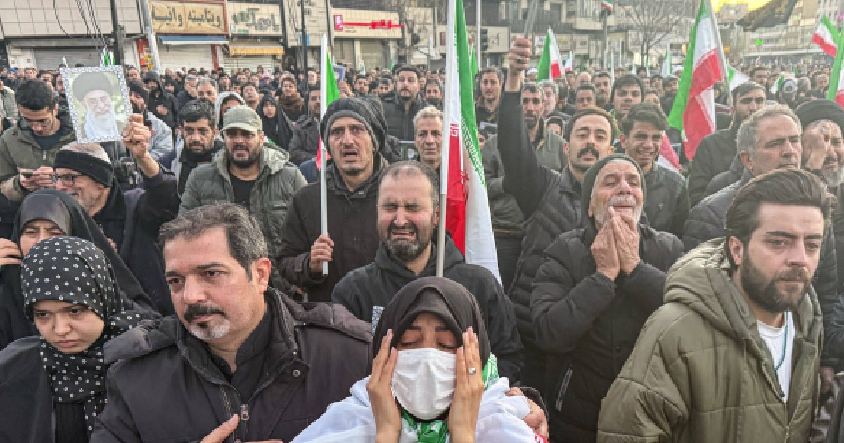 Mulțimi se adună în Teheran după ce televiziunea de stat anunță moartea liderului suprem al Iranului, ayatollahul Ali Khamenei TEHERAN, IRAN – 1 MARTIE 2026