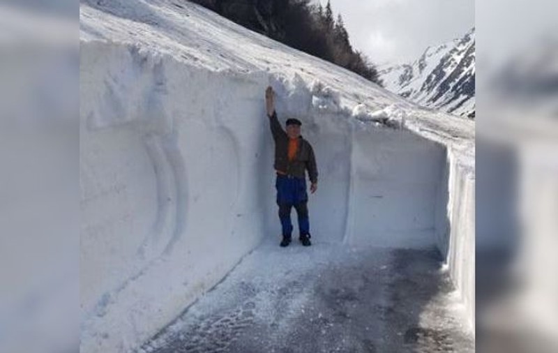 Zăpadă de aproape șapte metri pe Transfăgărășan în luna mai. Drumarii au început curățarea șoselei / VIDEO
