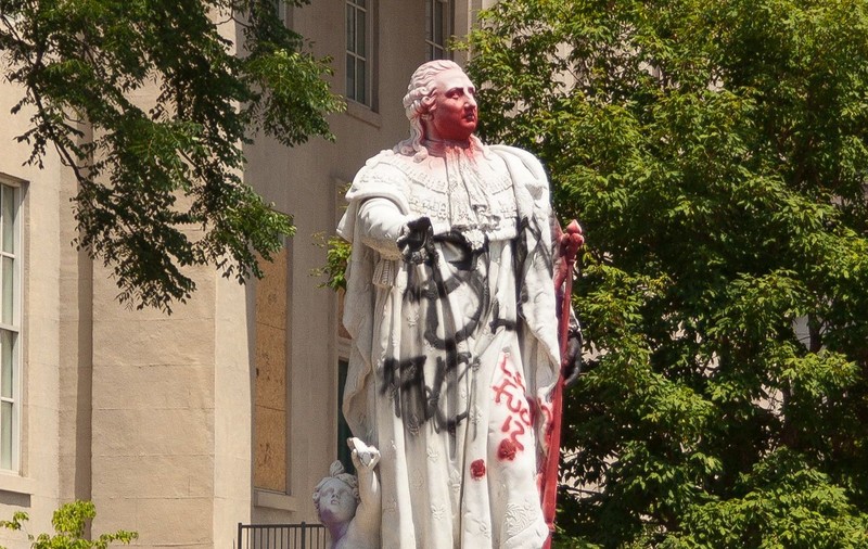 O statuie veche de 200 de ani, vandalizată în timpul tensiunilor rasiale din SUA, a fost înlăturată de autorități
