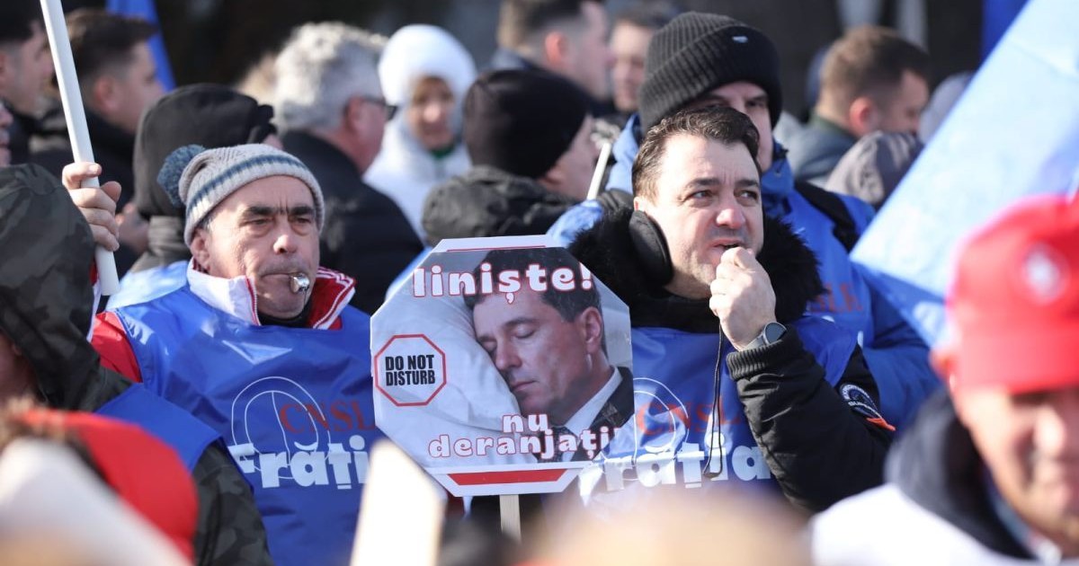 Zeci de sindicalişti protestează joi, 18 decembrie 2025, la Palatul Cotroceni din București, cerând salarii mai mari, „în contextul degradării accelerate a condiţiilor de muncă şi de trai”. Foto: Libertatea/ Dumitru Angelescu