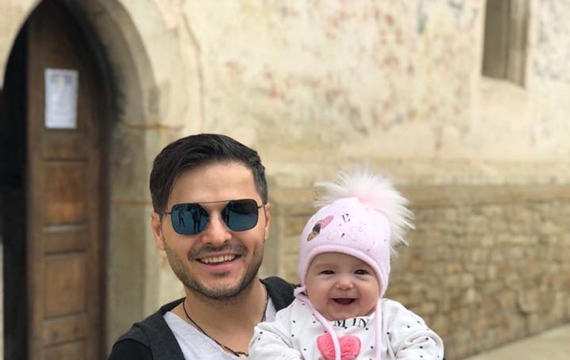 Liviu Vârciu și-a dus fetița la biserică. Ce frumoasă este Anastasia.  “Vă pupăm de la Suceava”