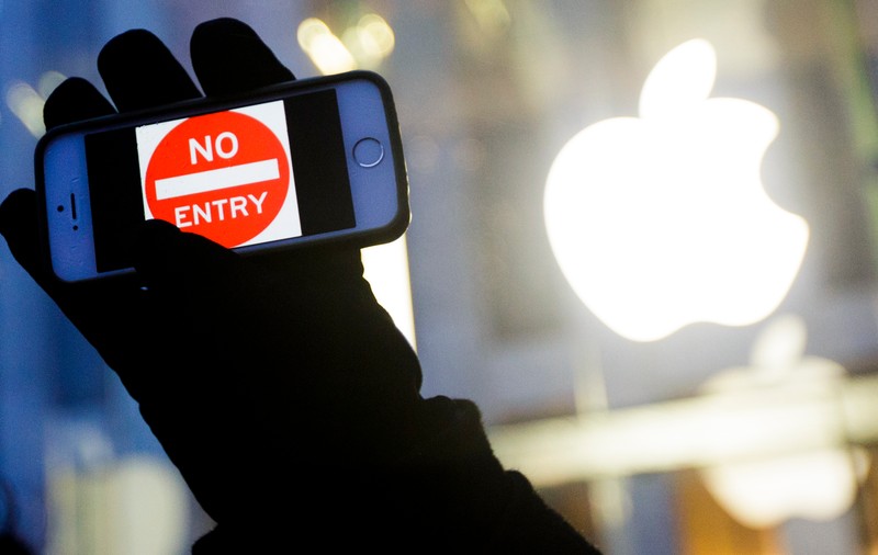FBI a plătit hackeri să deblocheze iPhone-ul unuia dintre atacatorii de la San Bernardino