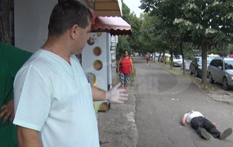 FOTO, VIDEO| Scandal la UPU Buzău. Bărbat întins pe asfalt, în fața spitalului. Lumea a crezut că e mort, dar...