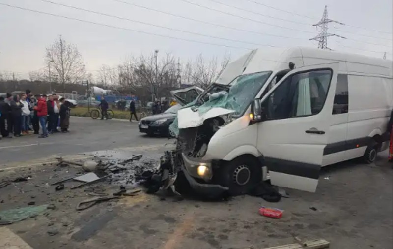 Două persoane au murit și alte trei au fost rănite în Ișalnița, în urma impactului dintre un microbuz și un TIR