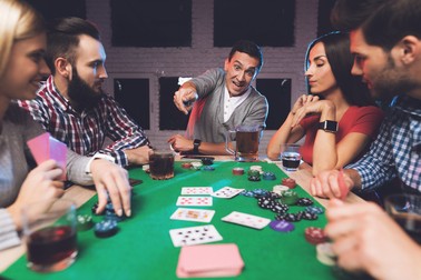 Un joc de poker este câștigat de persoana care încă mai este în joc la final și care are cea mai bună mână