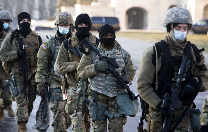 Alertă maximă în SUA înaintea învestirii lui Joe Biden. De teama unui atac din interior, FBI îi verifică pe cei 25.000 de militari prezenți la Washington DC