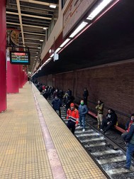 Imaginine din subteran cu protestul de la metrou. Foto: Facebook/USLM