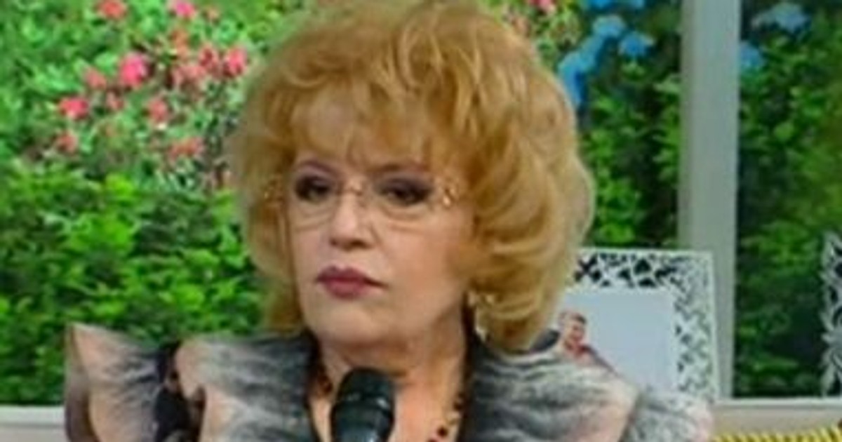 Corina Chiriac vorbește la microfon într-un studio de televiziune