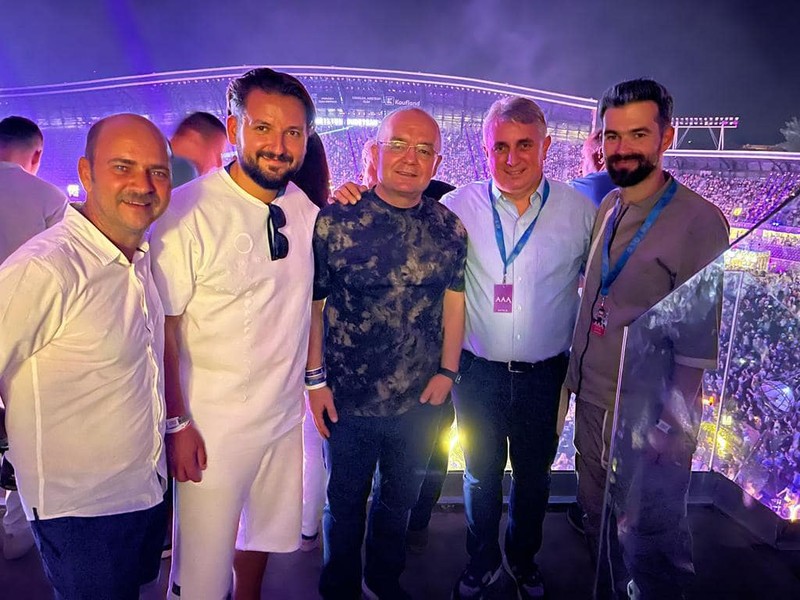 Emiil Boc și Lucian Bode, alături de organizatorii Untold | Foto: Lucian Bode/Facebook