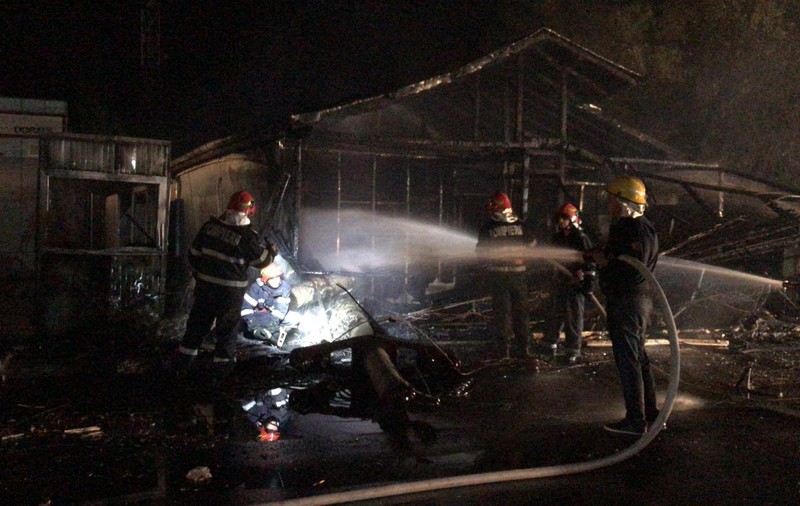 FOTO | Un restaurant din Afumaţi a fost distrus în urma unui incendiu, provocat de un șofer care a lovit o țeavă de gaze