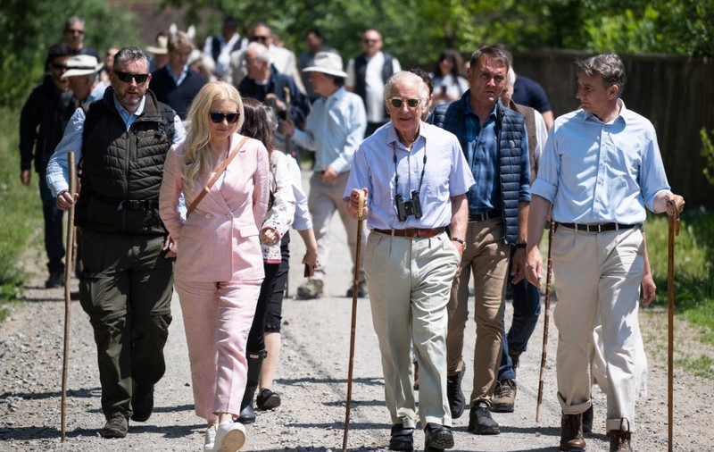 Regele Charles, înconjurat de turiști și în ultima zi petrecută în Valea Zălanului. Ce cadouri a primit