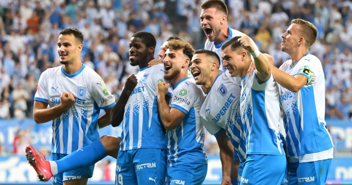 Fotbalistii craioveni Assad Al Islam Al Hamlawi, Aimé Steven Nsasa Nsimba, Anzor Mekvabishvili, Samuel Teles Pereira Nunes Da Silva, Juraj Badelj, Carlos Andrei Mora Montoya si Nicusor Silviu Bancu se bucura pentru victoria obtinuta in meciul de fotbal dintre Universitatea Craiova si İstanbul Başakşehir FK, contand pentru Play-Off Conference League , desfasurat pe Stadionul Ion Oblemenco din Craiova, joi 28 august 2025. © FOTO:Raed Krishan/SPORT PICTURES
