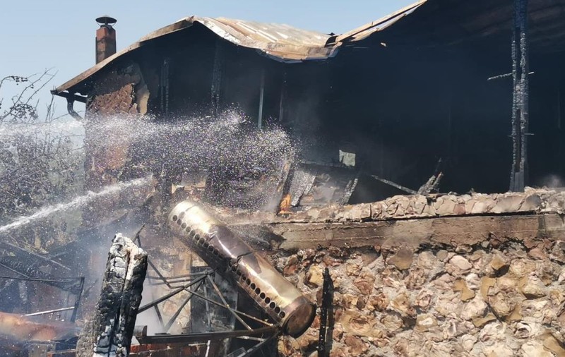 O pensiune din Delta Dunării, făcută scrum în urma unui incendiu. Focul, stins după 8 ore