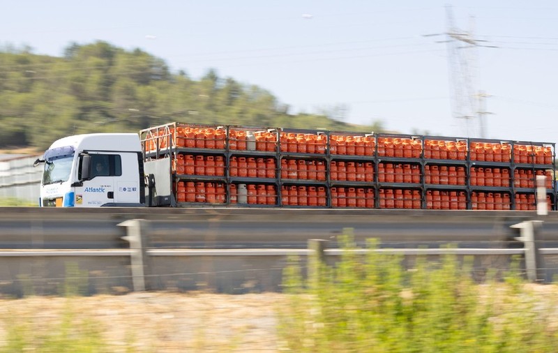O platformă care transporta butelii s-a răsturnat în Dobra, județul Dâmbovița. Pericol de explozie, a fost stabilit un perimetru de siguranță