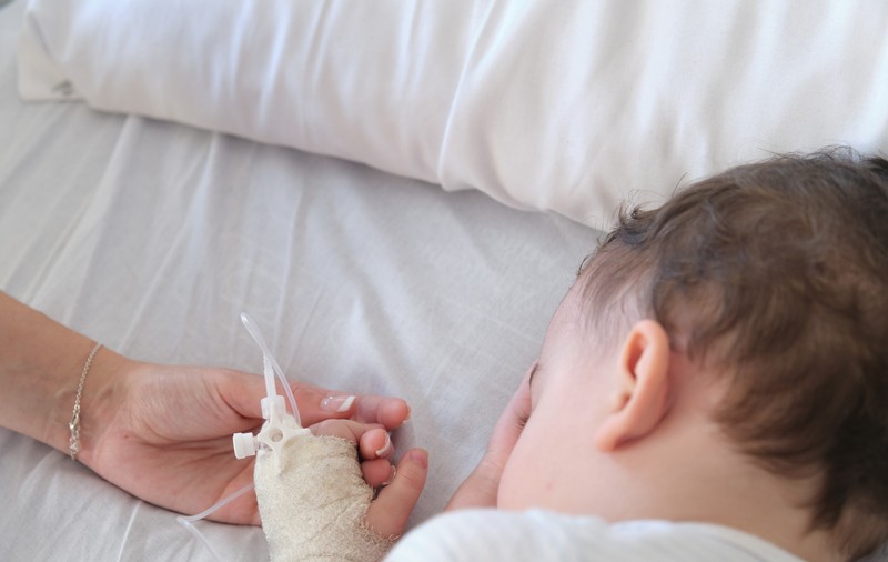 Clinică privată, acuzată că și-a făcut reclamă pe Facebook cu fotografiile unui copil grav bolnav. „Persoane apropiate au aflat diagnosticul”