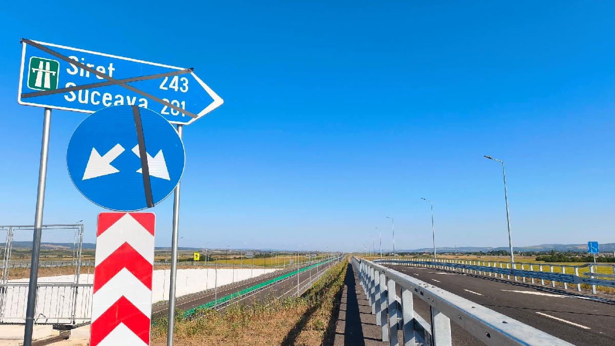Autostradă din A7 în care apare indicatorul spre Siret și Suceava tăiat