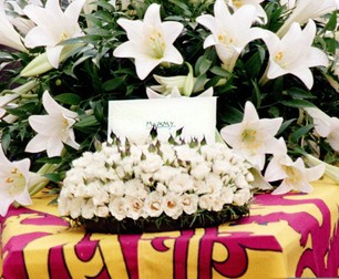 Mesajul lăsat de William și Harry pe sicriul Prințesei Diana, la înmormântarea din 1997 Foto: Profimedia