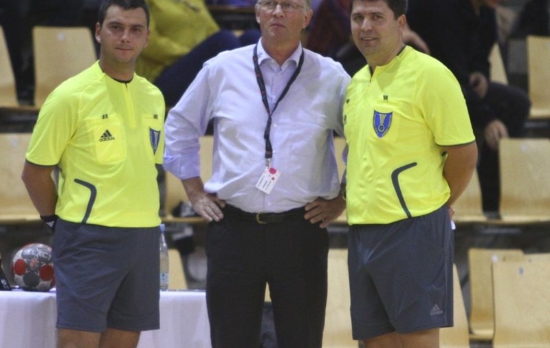 Arbitrii de fotbal acuzaţi de corupţie, cei de la handbal conduc meciuri la Mondiale şi la Europene