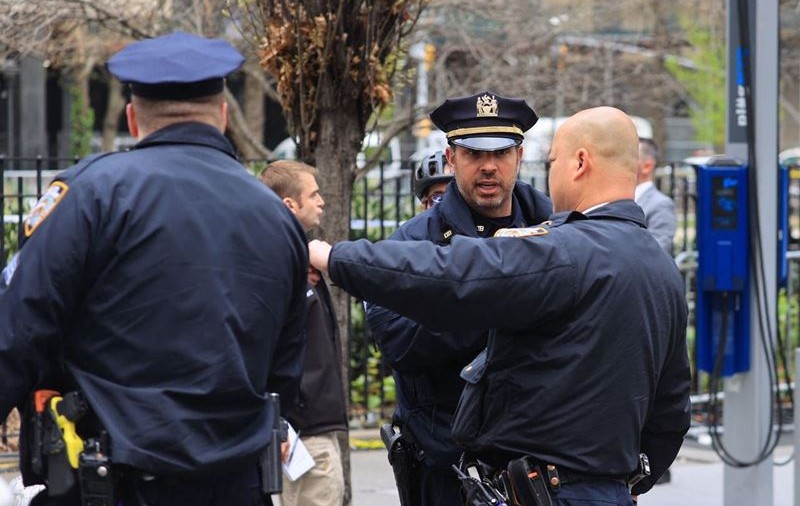 Un tânăr a fost condamnat la 27 de ani de închisoare în SUA pentru că a atacat trei polițiști din New York cu o macetă