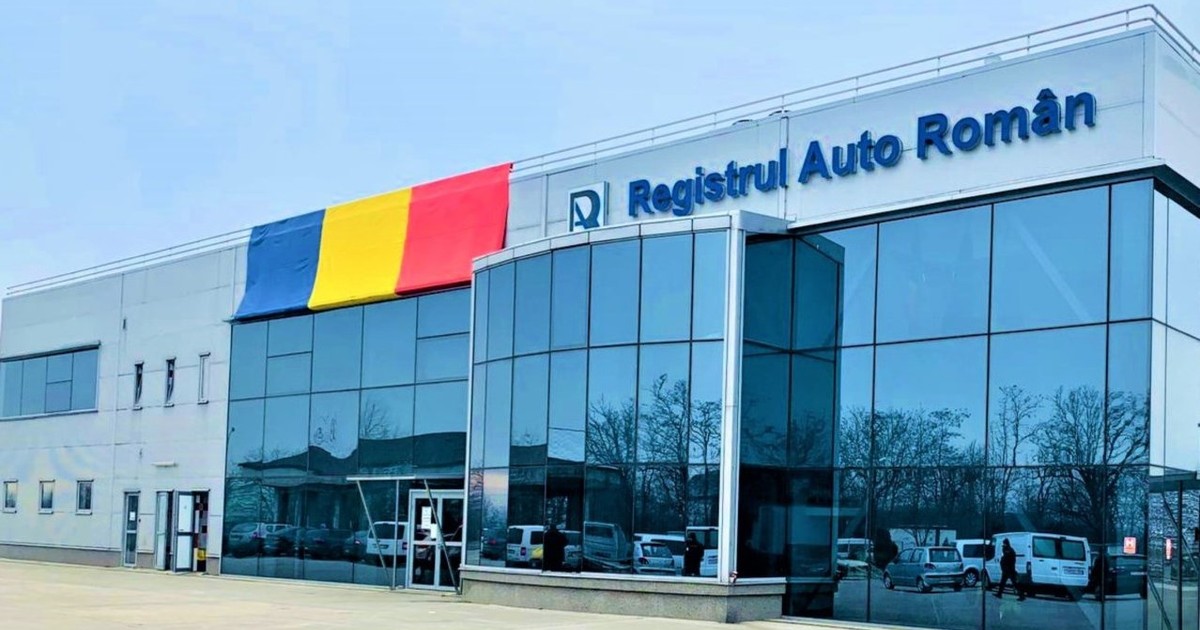 clădirea din sticlă a Registrului Auto Român. drapelul este așezat sus