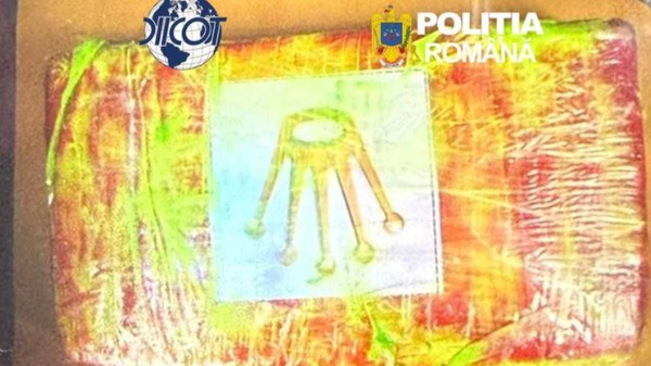 Imagine pe care scrie DIICOT și Poliția Română. De asemenea, apare și un pachet