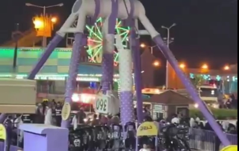 Momentul în care un carusel se rupe în două într-un parc de distracții, în Arabia Saudită. 23 de oameni au fost răniți VIDEO