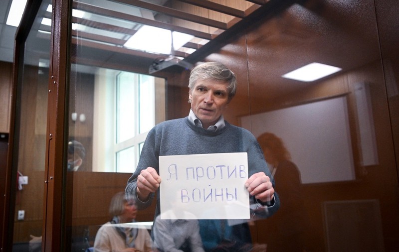 Un deputat local din Moscova a protestat împotriva războiului, chiar în sala de judecată. Ce mesaj a afișat