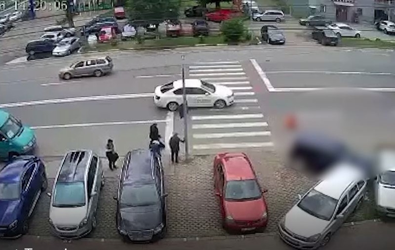 Accident șocant pe o trecere de pietoni din Tecuci: două persoane lovite în plin, când traversau