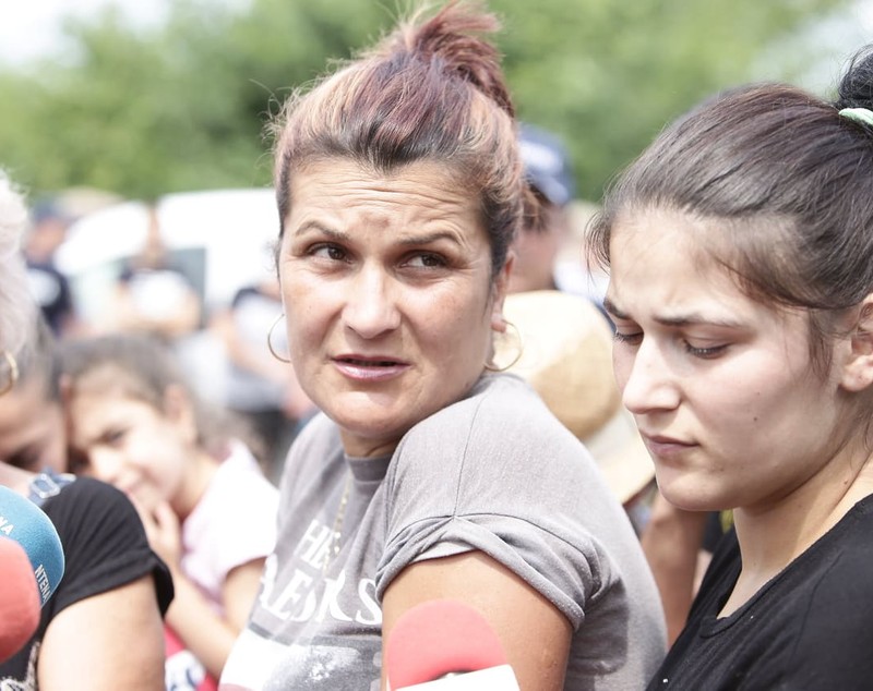 Corespondență din Caracal. Familia Luizei Melencu, îndepărtată cu jandarmii din mulțime. Era așteptat suspectul crimelor la confruntare