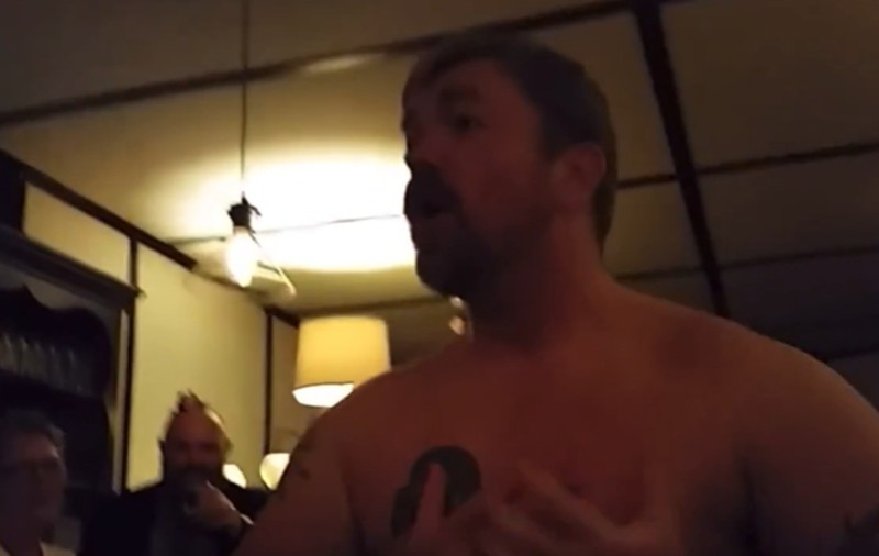 Politician democrat american filmat în lenjerie și cu un tatuaj interzis făcut pe vremea când era pușcaș marin | VIDEO