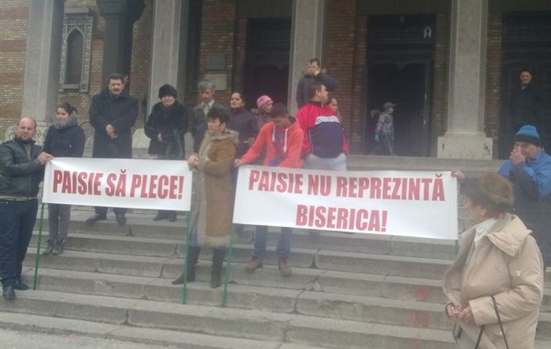 Protest pe treptele Catedralei din Timișoara, împotriva lui Paisie Lugojanul