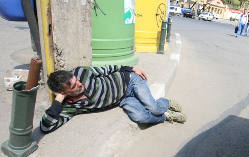 A venit căldura, au şi ieşit să doarmă pe străzi