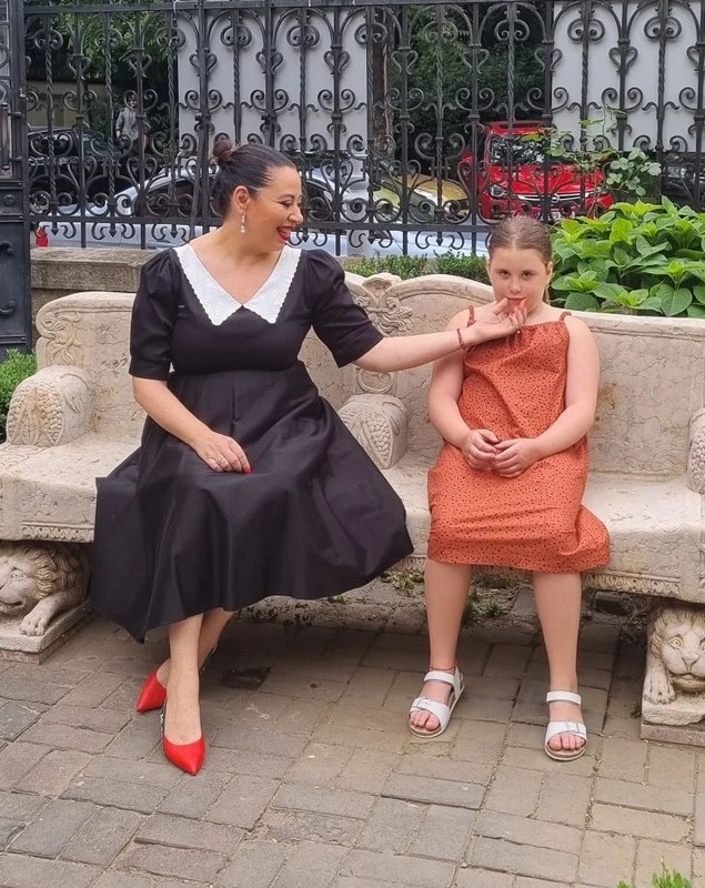 Oana Roman și-a mutat fiica la o școală privată. Motivul pentru care a luat decizia: „Copiii să învețe în containere improvizate”