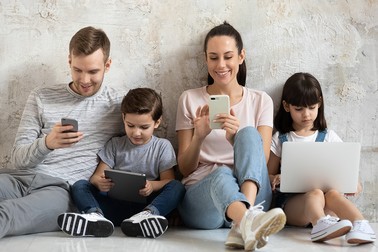 De la o vârstă fragedă, copiii tind să copieze comportamentul și obiceiurile adulților, inclusiv în ceea ce privește relația cu dispozitivele | Foto: Shutterstock