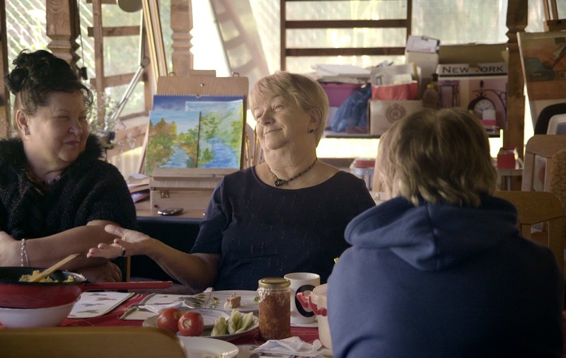 Documentarul românesc despre prietenie și frumusețe la 70 de ani. Regizor: „Bunica mi-a spus: «Să ţii minte că bătrâneţea trebuie să ţi-o pregăteşti»”
